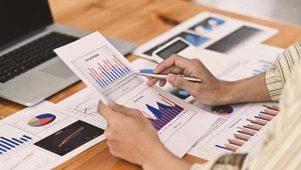 Tarif vs Startup: Gehaltsupdates IT 2025 im Vergleich