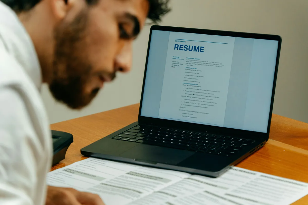 IT-Bewerbung: Der komplette Leitfaden von Anschreiben bis Zusage