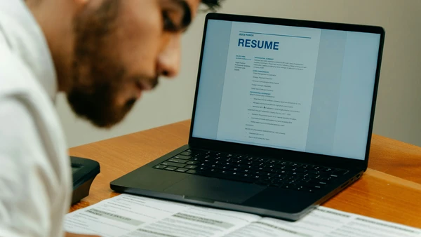 IT-Bewerbung: Der komplette Leitfaden von Anschreiben bis Zusage
